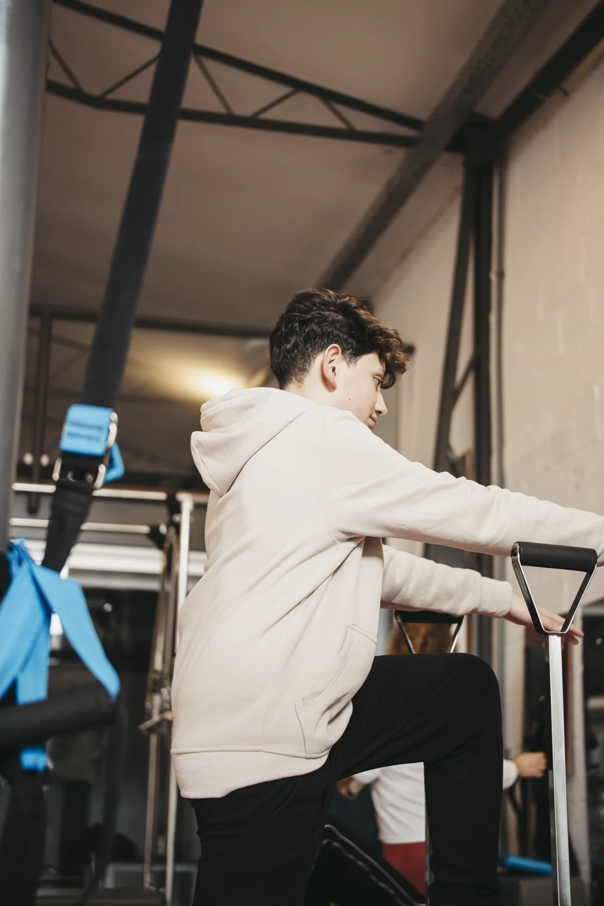 Aluno praticando pilates em um equipamento do Studio Calvete