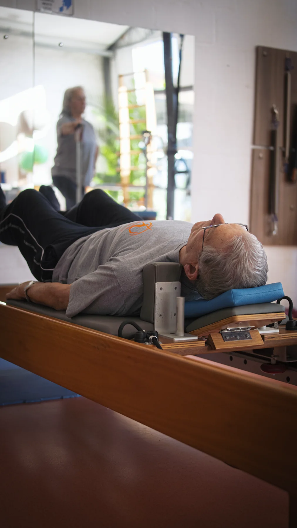 Aluno em atendimento no reformer de pilates
